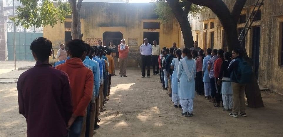 संविधान दिवस मनाते हुए